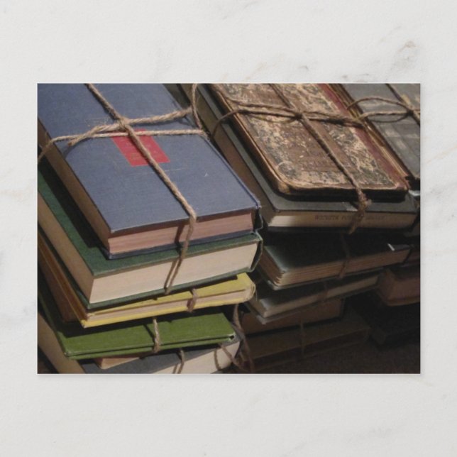 Cartão Postal Pilha de livros antigos (Frente)
