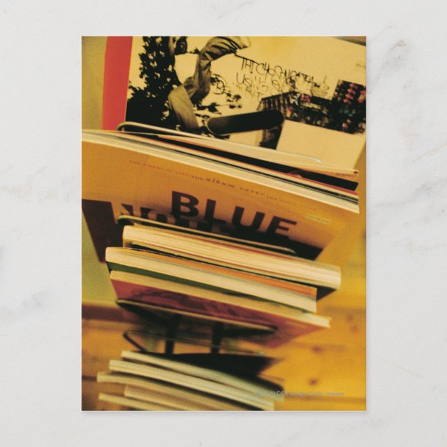 Cartão Postal Pilha de livros e revistas (Frente)