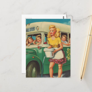 Cartão Postal Pinup Retro Woman Washing a School Bus