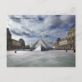 Cartão Postal Pirâmide do Louvre e Museu em Paris.