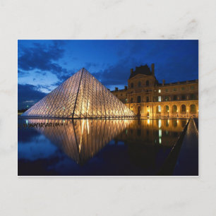 Cartão Postal Pirâmide no Museu do Louvre à Noite, Paris, França
