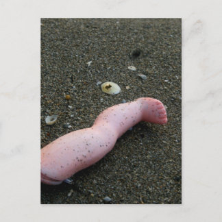 Cartão Postal Poluição da praia, quebra a perna da boneca na are