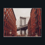 Cartão Postal Ponte Brooklyn Em Primavera (Nova Iorque, NY)<br><div class="desc">Um excelente da Ponte do Brooklyn entre dois prédios em uma tarde de Primavera.</div>