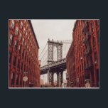 Cartão Postal Ponte Brooklyn Em Primavera (Nova Iorque, NY)<br><div class="desc">Um excelente da Ponte do Brooklyn entre dois prédios em uma tarde de Primavera.</div>