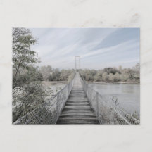 Ponte suspensa sobre o rio