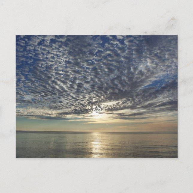 Cartão Postal Pôr do sol dramático com nuvens e oceano (Frente)