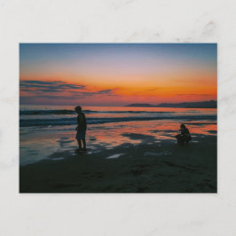 Cartão Postal Pôr do sol na praia com momento de oceano tranquil