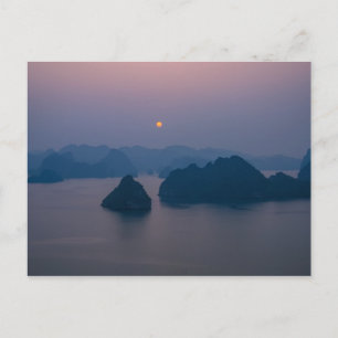 Cartão Postal Pôr do sol sobre a Baía de Halong - Vietnã, Ásia