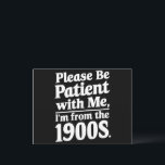 Cartão Postal Por favor, seja paciente comigo que sou dos anos 1<br><div class="desc">Por favor,  seja paciente comigo que sou dos anos 1900</div>