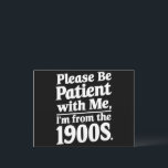 Cartão Postal Por favor, seja paciente comigo que sou dos anos 1<br><div class="desc">Por favor,  seja paciente comigo que sou dos anos 1900</div>