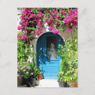 Cartão Postal Porta azul armada com uma bela bougainvillea