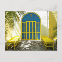 Porta azul decorada com bancos amarelos