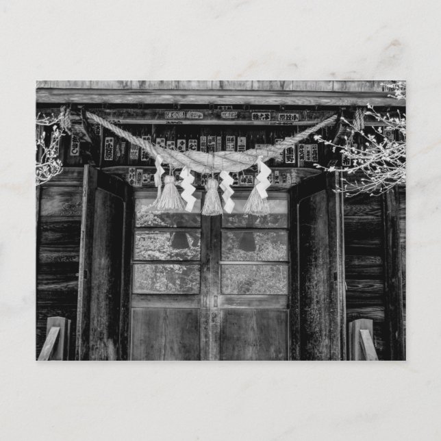 Cartão Postal Portas do Templo Japonês com Corda Sagrada (Frente)