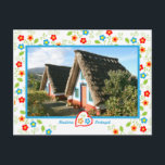 Cartão Postal Portugal em fotos - Ilha Madeira<br><div class="desc">A ilha da Madeira tem uma bela paisagem natural. Chama-se pérola atlântica. Estas são as famosas casas da ilha. As casas pequenas, triangulares e coloridas da Madeira foram feitas de palha, de cereais e madeira, devido à abundância de materiais nesta região. O declive alto dos telhados permitiu drenar a água...</div>