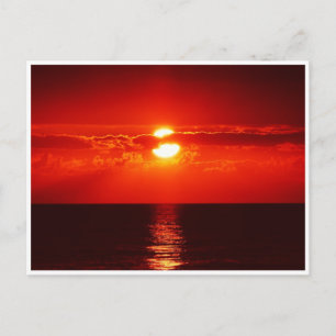 Cartão Postal Pôster de pôr do sol vermelho brilhante sobre o oc