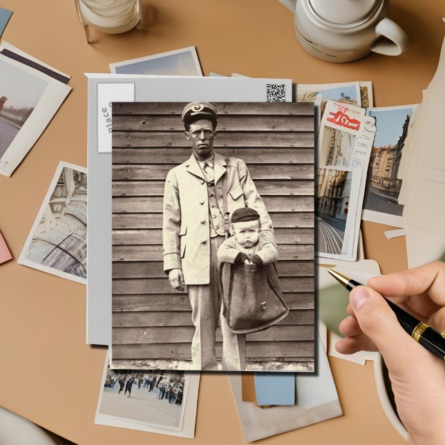 Cartão Postal Postman Uniforme com Bebê em Mala de Correio (Criador carregado)