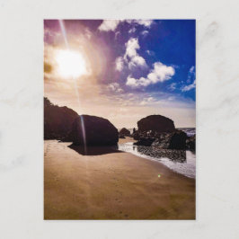 Cartão Postal Praia Ensolarada com Rochas
