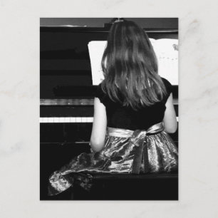 Cartão Postal Prática de Piano. Fotografia Preta e Branca