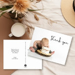 Cartão Postal Primeiro aniversario de um bebê fotógrafo bonito O<br><div class="desc">Apresentando o nosso "primeiro aniversario de Bebê-Bebê de Foto Bonito Obrigado Cartão-Postal" - uma forma encantadora de mostrar apreciação. Este cartão-postal apresenta um design adorável e é perfeito para expressar gratidão aos amigos e à família por celebrarem o marco do seu pequeno. Personalize o cartão postal com uma mensagem doce...</div>
