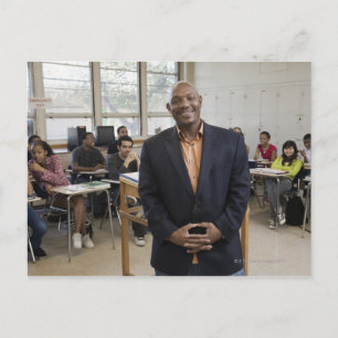 Cartão Postal Professor em sala de aula com estudantes