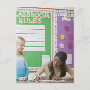 Cartão Postal Professora formando papel feminino na sala de aula