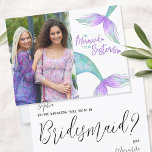 Cartão Postal Proposta de Foto das Irmãs Sereias Engraçadas<br><div class="desc">Cartão de proposta engraçado para madrinhas com tema divertido para sereia e foto personalizada, que é exibido no formato vertical de retrato. A frente da carta é escrita com "Somos sereia para sermos irmãs" na tipografia temática sereia com caudas de sereia. A parte traseira da placa diz "[bridesmaid name] que...</div>