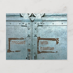 Cartão Postal Prossiga com a porta industrial de cinzas azuis de