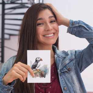 Cartão Postal Puffin bonito em uma rocha em aquarela