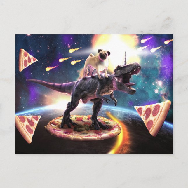 Cartão Postal Pug cavalgando unicórnio de dinossauro no espaço (Frente)