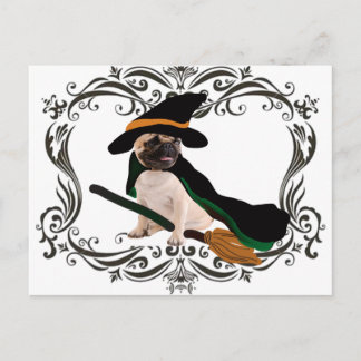 Cartão Postal pug de bruxa-bruxa voadora de halloween feliz