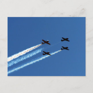 Cartão Postal quatro aviões voadores com pistas do céu azul