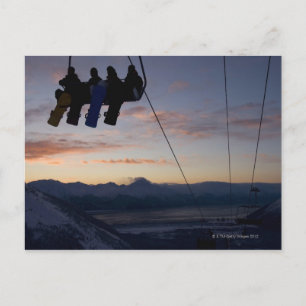 Cartão Postal Quatro snowboarders são silenciados num elevador
