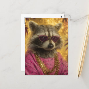 Cartão Postal Raccoon em óculos de sol e Douradas cadeiras