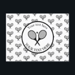 Cartão Postal Rackers de Tênis Elegante preto e branco personali<br><div class="desc">Rackets de tênis minimalistas e presentes de design de bola em cores pretas e brancas de pré-disquete. Presente simples e minimalista para o seu treinador de tênis ou presente de tênis para um jogador de tênis. Cartão-postal personalizado dos jogadores do Trendy tênis</div>