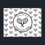 Cartão Postal Rackers de Tênis Elegante preto e branco personali<br><div class="desc">Rackets de tênis minimalistas e presentes de design de bola em cores pretas e brancas de pré-disquete. Presente simples e minimalista para o seu treinador de tênis ou presente de tênis para um jogador de tênis. Cartão-postal personalizado dos jogadores do Trendy tênis</div>