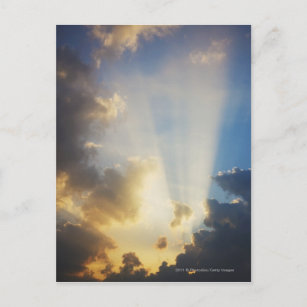 Cartão Postal Raios De Luz A Brilhar Através Das Nuvens