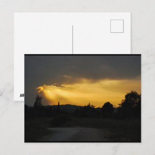 Cartão Postal Raios de Sol Celestiais na Paisagem do Céu