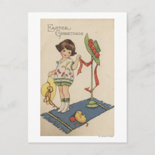 Cartão Postal Rapariga com chapéu amarelo e Pintinho