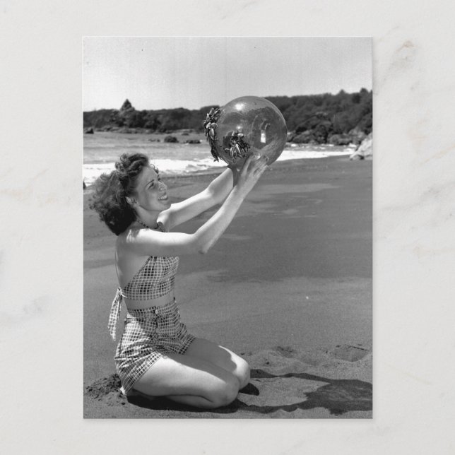 Cartão Postal Rapariga de maiô na praia - Vintage (Frente)