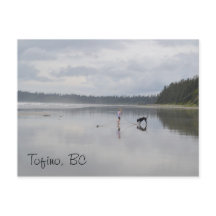 Rapariga e Cachorro na Praia