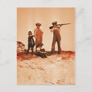Cartão Postal Rapazes com Foto de Vintagem Rifle
