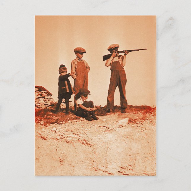Cartão Postal Rapazes com Foto de Vintagem Rifle (Frente)