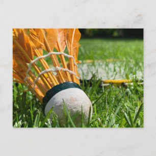 Cartão Postal Raquete de badminton na grama verde em um dia enso