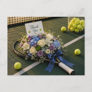 Cartão Postal Raquete de tênis e flores no campo
