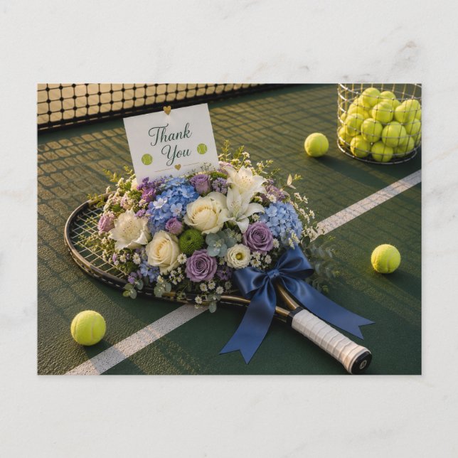 Cartão Postal Raquete de tênis e flores no campo (Frente)