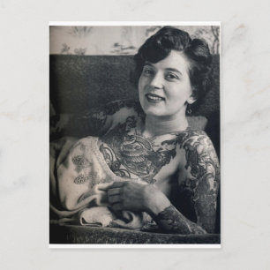 Cartão Postal Reclinando Senhora Tatuada