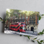 Cartão Postal Red Bus em LONDON West End Fotografia de Kensingto<br><div class="desc">Símbolo de ônibus vermelho de dois andares de Londres UK - ponto de ônibus no West End Kensington Road - cartão postal de setembro de 2019 - fotografia de Anka</div>