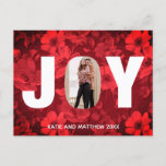 Cartão Postal Red Christmas Joy Floral Chic Cutout Modern<br><div class="desc">Belo cartão postal vermelho de feriado com seu casal ou fotos da família preenchendo as letras da palavra JOY. Estes cartões postais florais brilhantes de Natal legal combinam antigos com tendências usando o texto na moda sobre papel de parede de flores retrô. Dê aos seus amigos uma vista de olhos...</div>