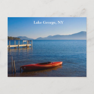 Cartão Postal Red Kayak no lago George, NY