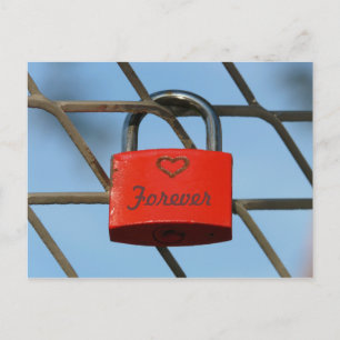 Cartão Postal Red Love Lock Padlockwith Heart on Fence